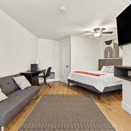 Modern Studio Apartment Near Merrimack Park